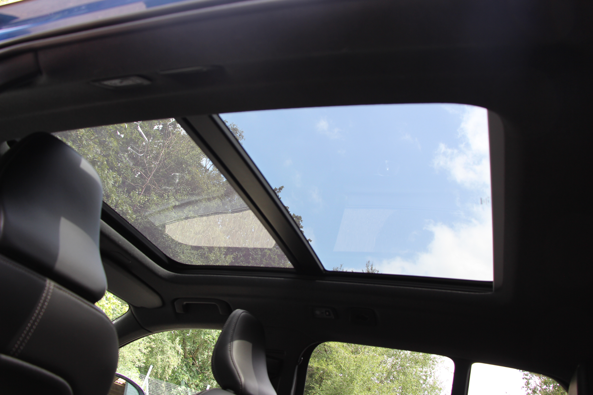 2021 Volvo XC40 thumbnail 2