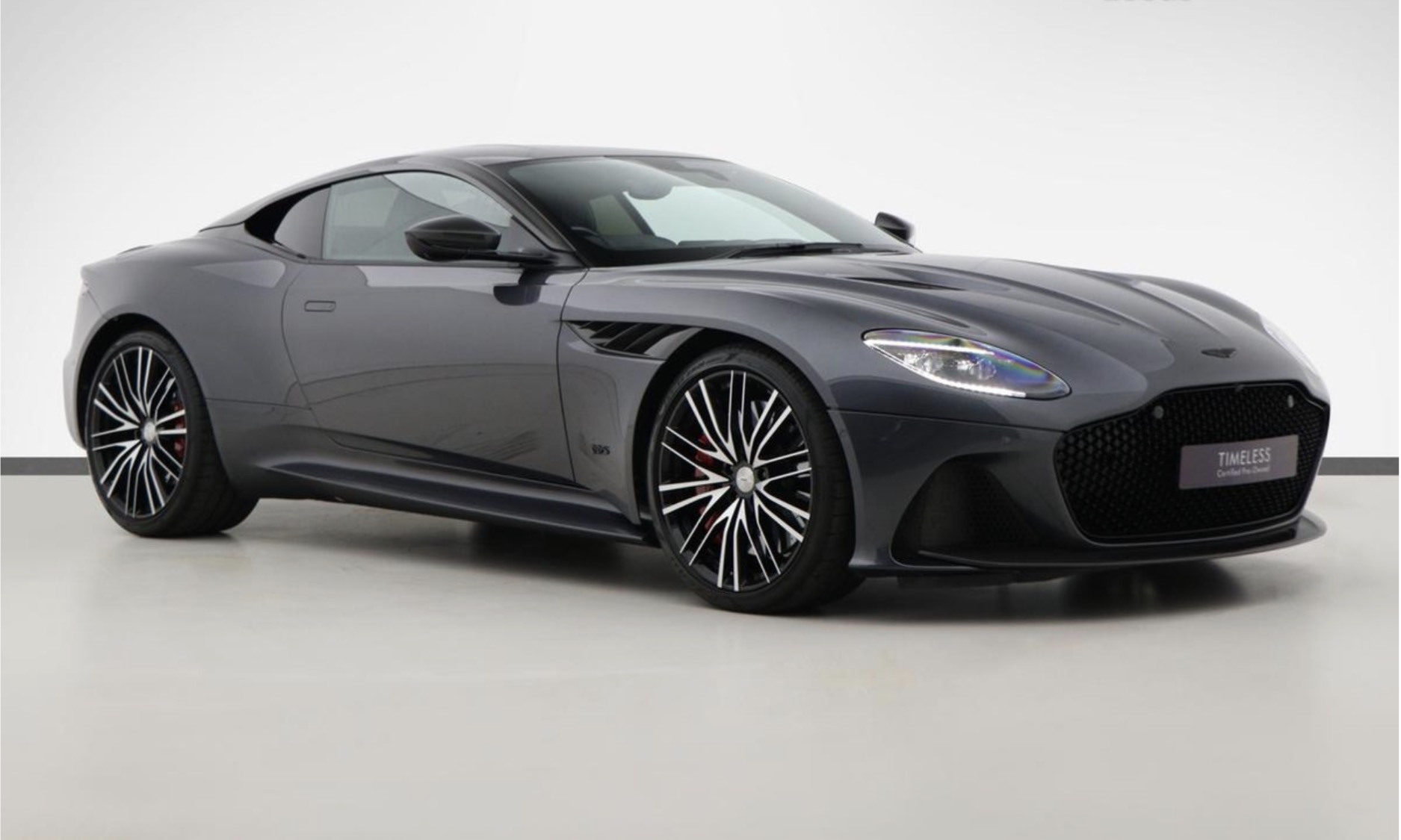 Aston Martin DBS 2022