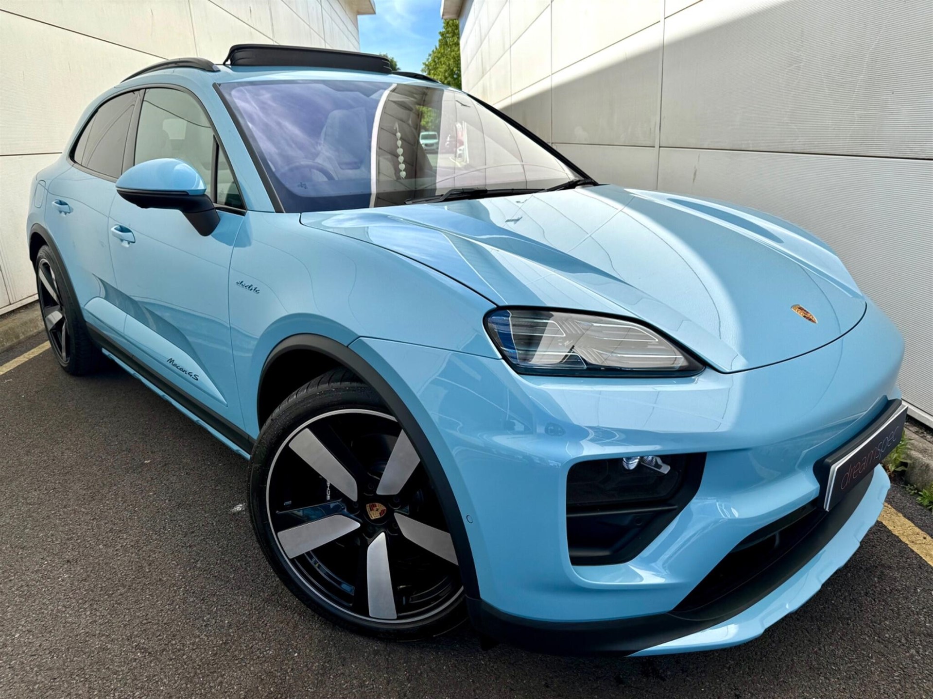 2025 PORSCHE MACAN