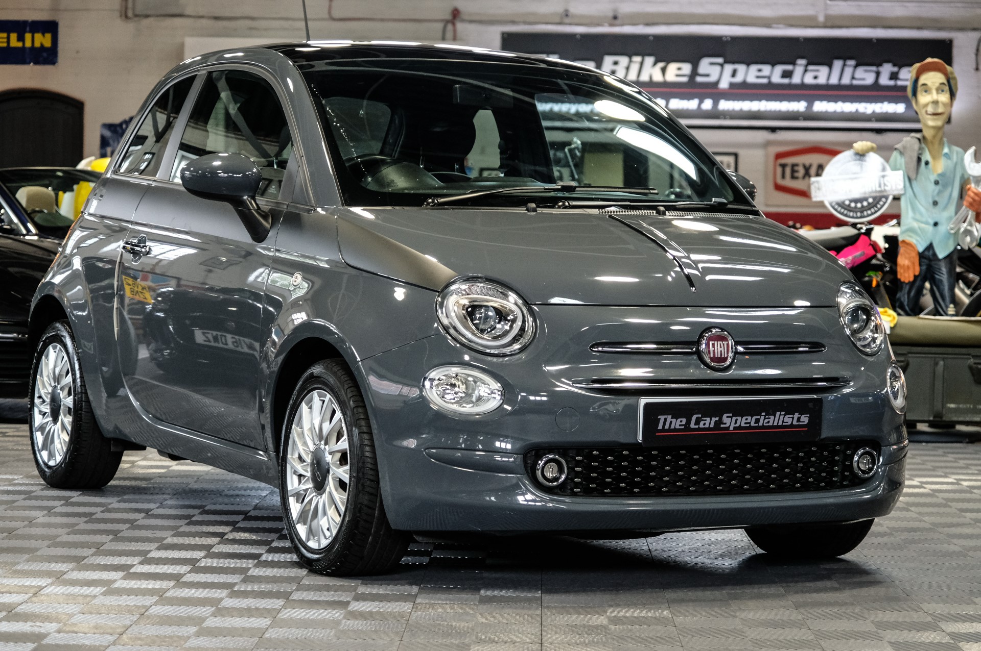 Rain drops on fiat logo on fiat 500 parked in the street – Stock