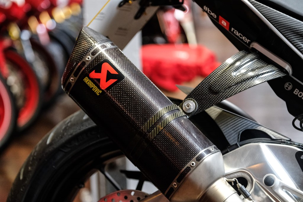 tuono akrapovic