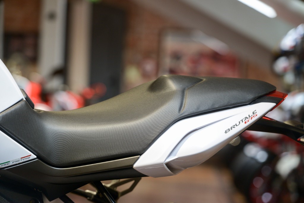 MV AGUSTA BRUTALE 675 / 800 Support De Repose-Pied Droit B6374
