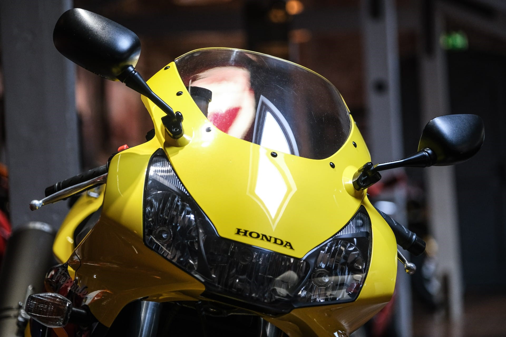 HONDA CBR900RR FIRE BLADE 1/6 バイク模型 イエロー HONDA CBR900RR FIRE BLADE 1/6 バイク模型 イエロー