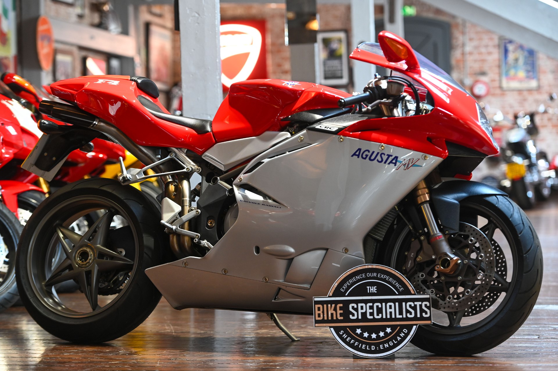 MV AGUSTA ビレットチタニウム ロアリングボルト F4-75 m747 MV Agusta F4 1078 Racing - YouTube