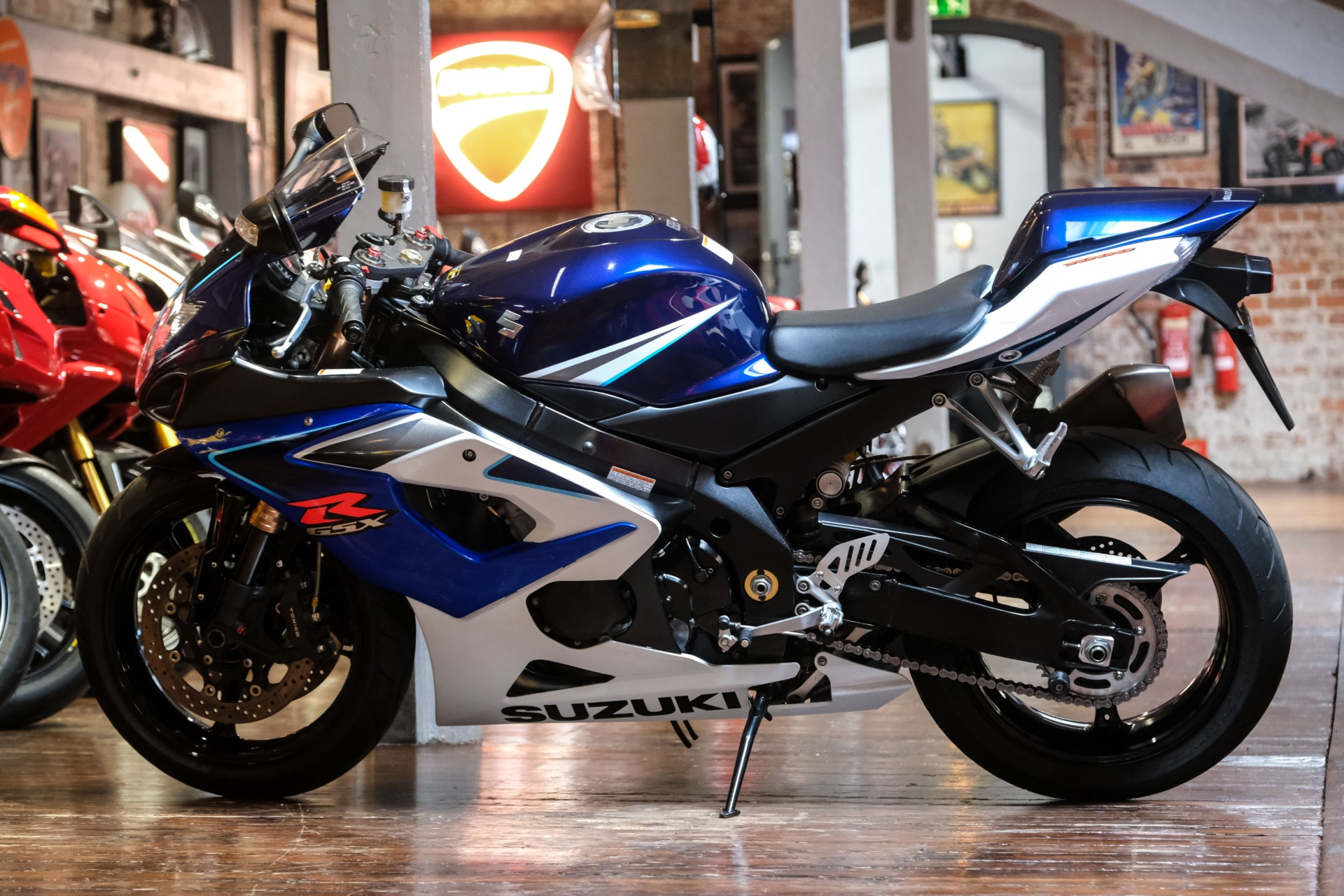 GSX-R1000　K6　 2006 Suzuki GSX-R1000K6 Options and Equipment