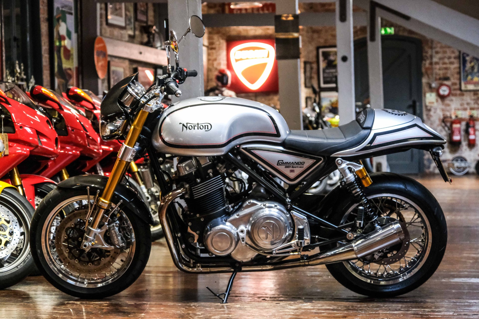 【35％OFF】 Specialists Bike The | Commando Norton | Yorkshire South アクセサリー