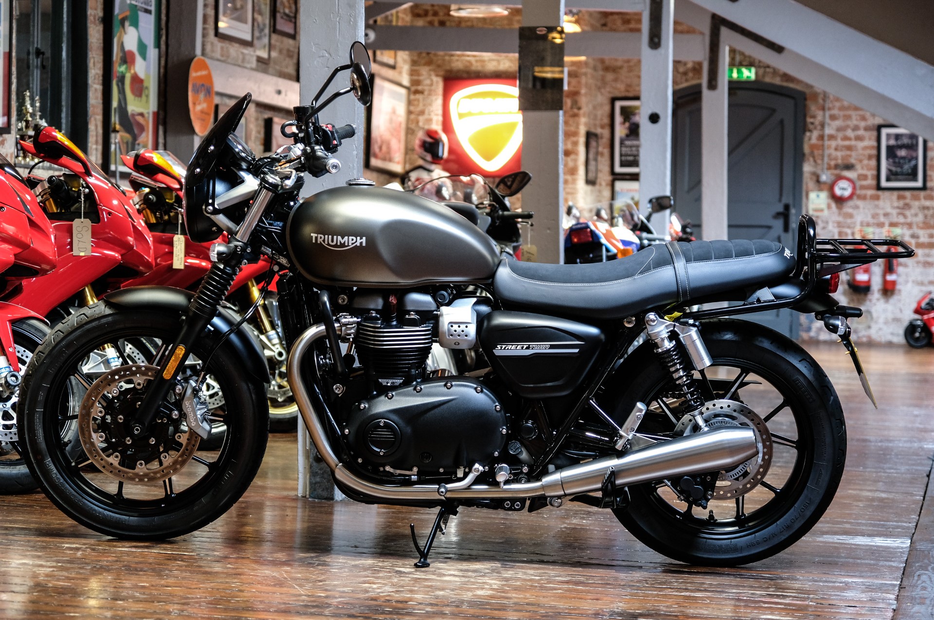 Triumph bikes deals street twin