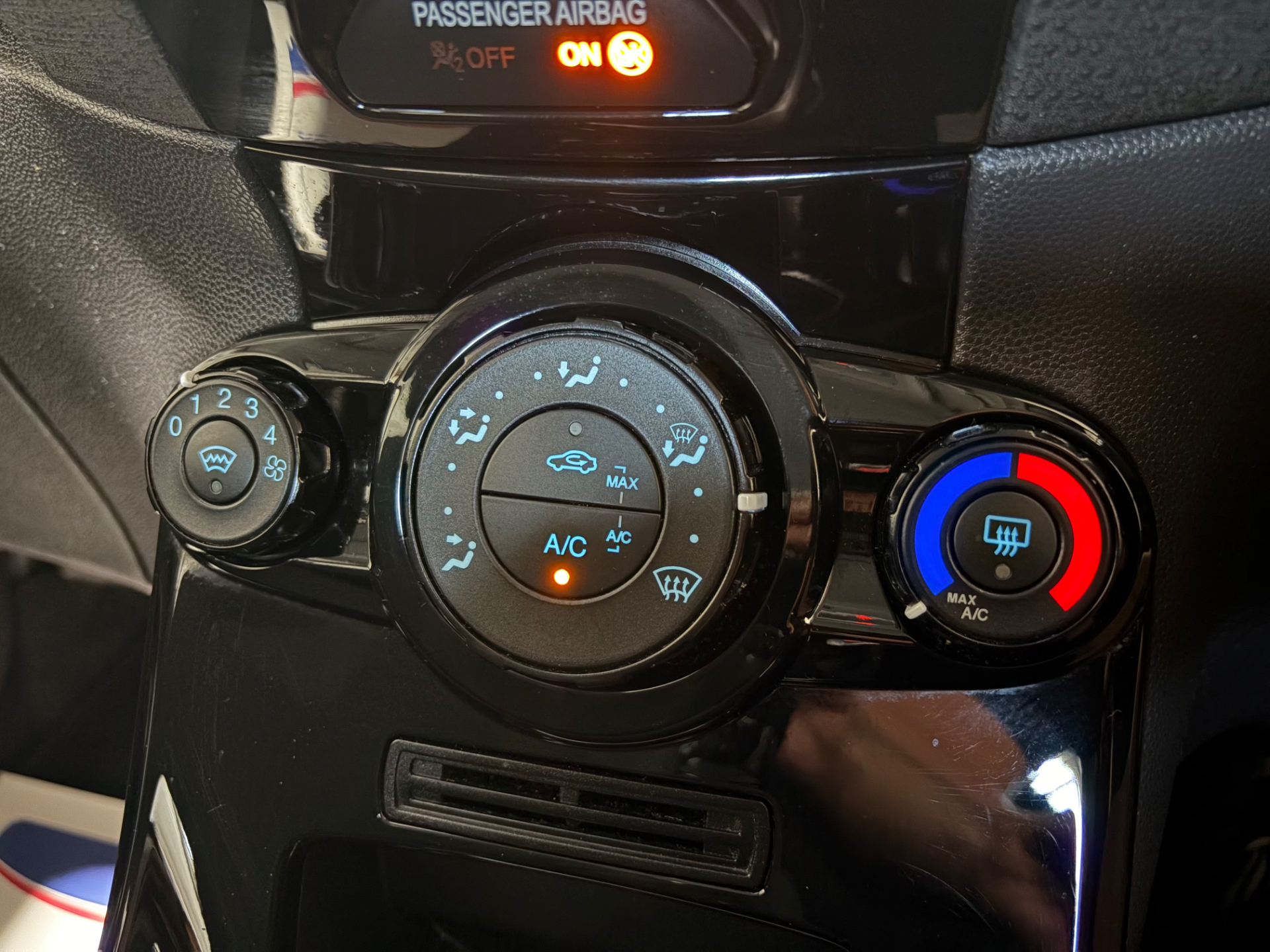 2016 Ford Fiesta thumbnail 20