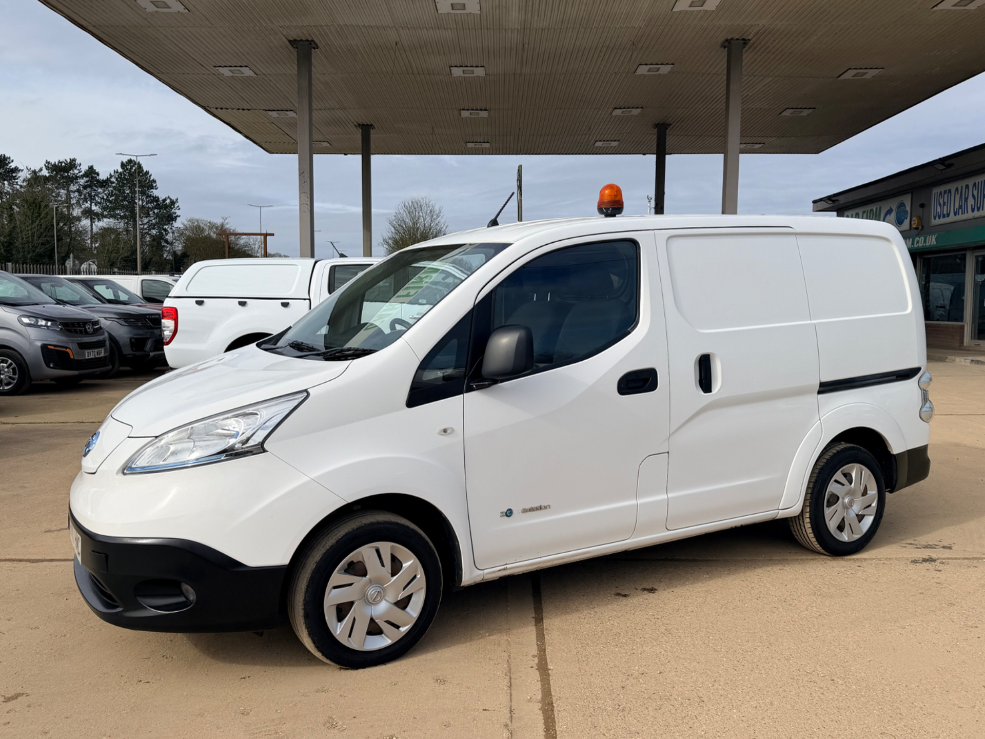 2017 NISSAN NV200
