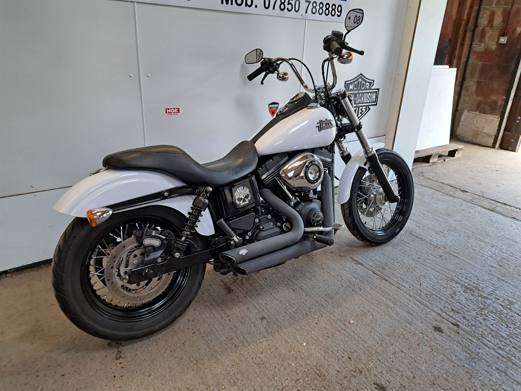 white dyna street bob