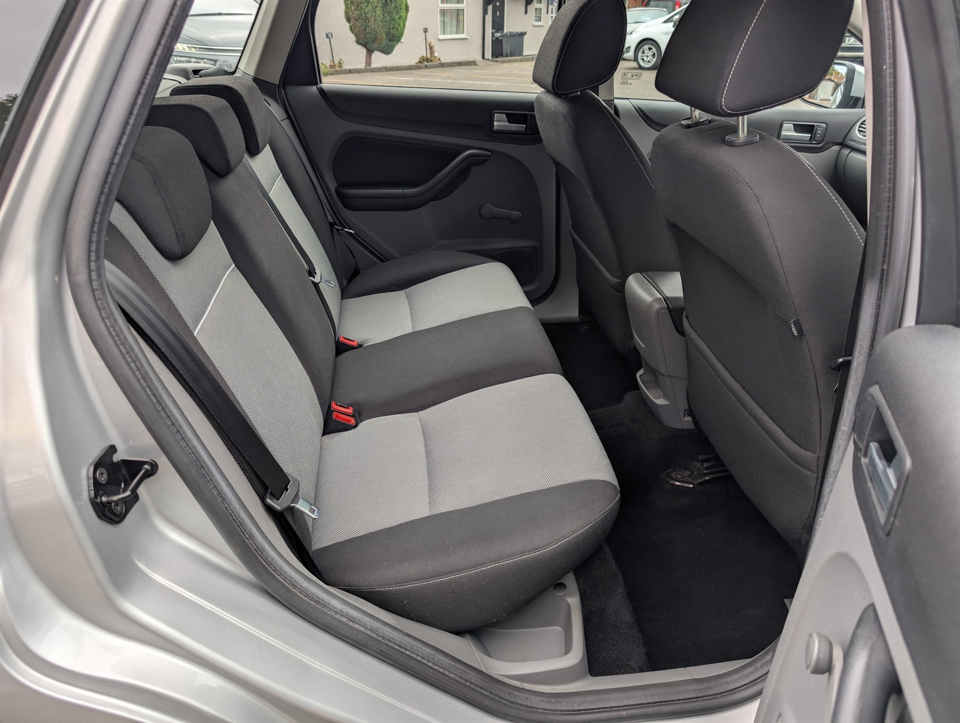 2010 Ford Focus thumbnail 17