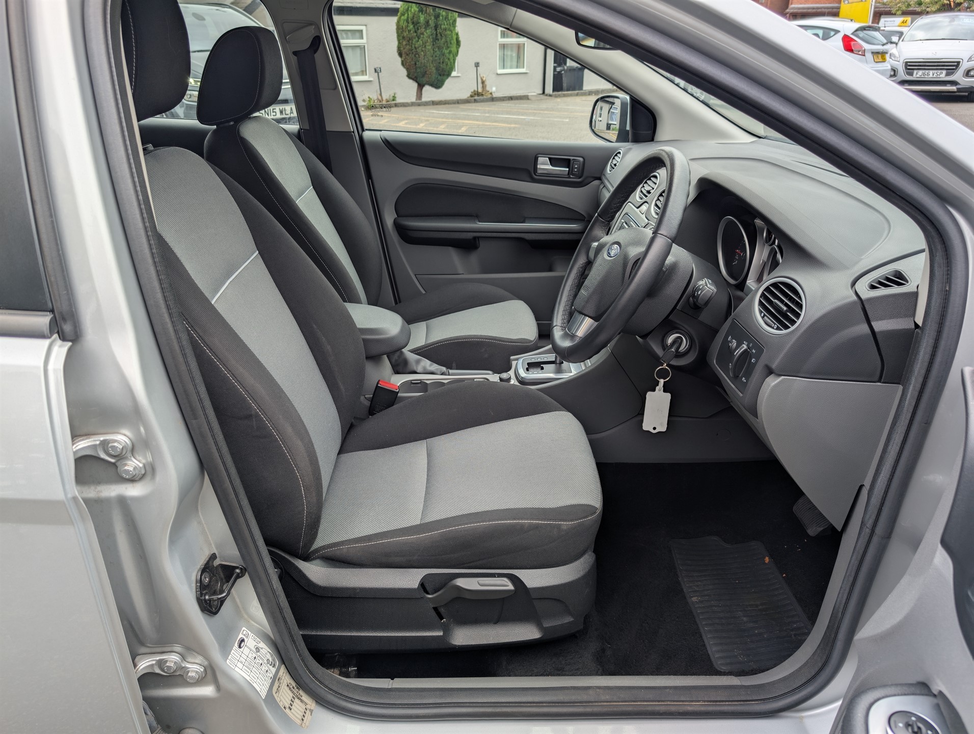 2010 Ford Focus thumbnail 7