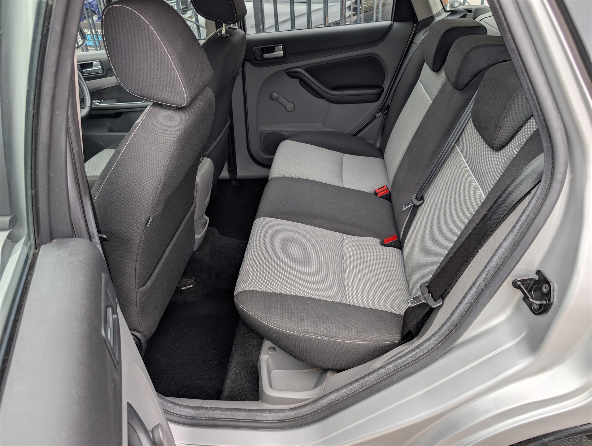 2010 Ford Focus thumbnail 18