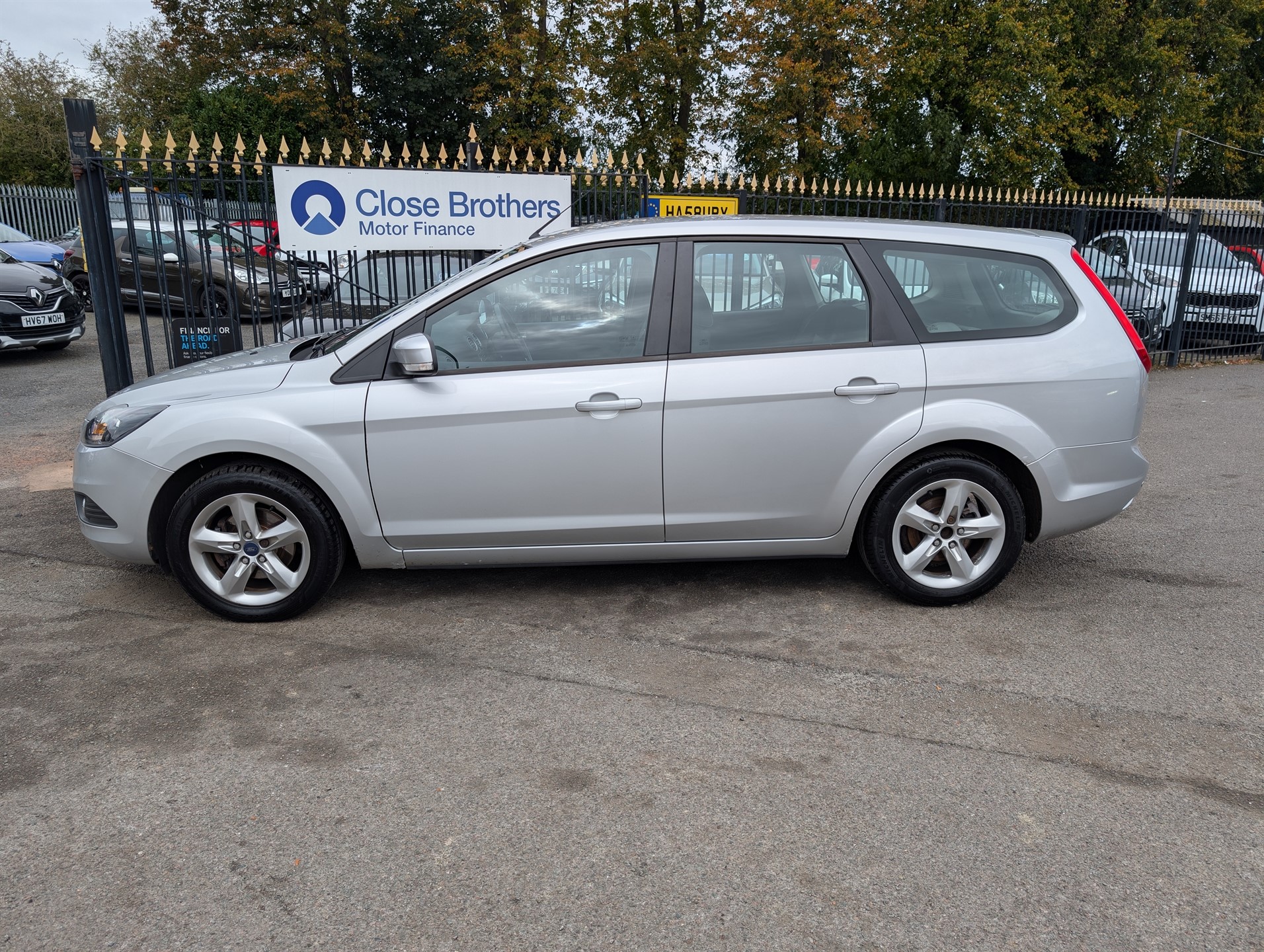 2010 Ford Focus thumbnail 10