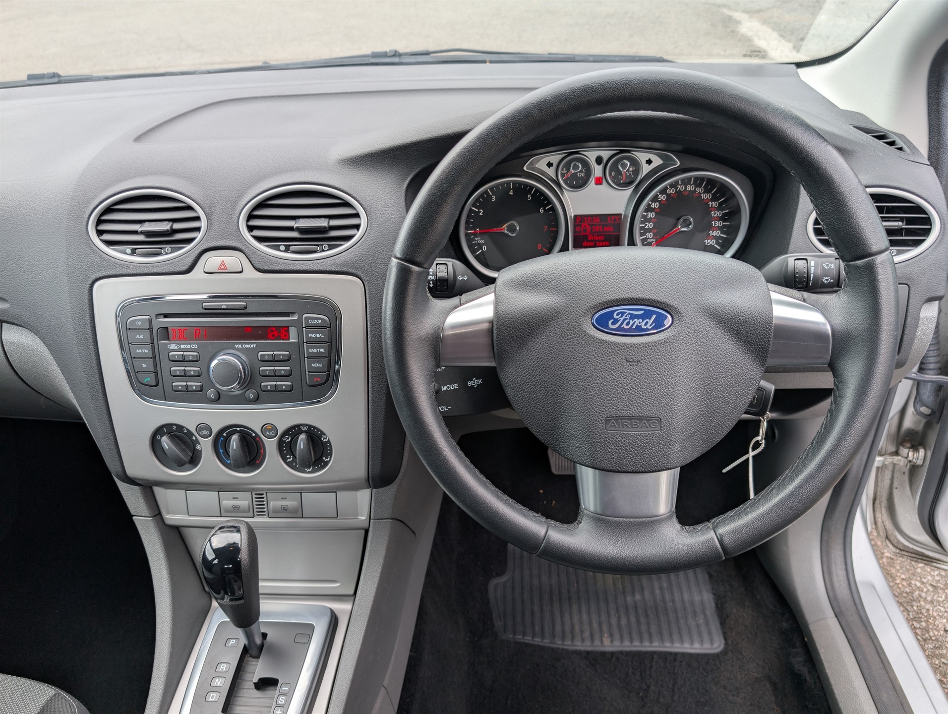 2010 Ford Focus thumbnail 8