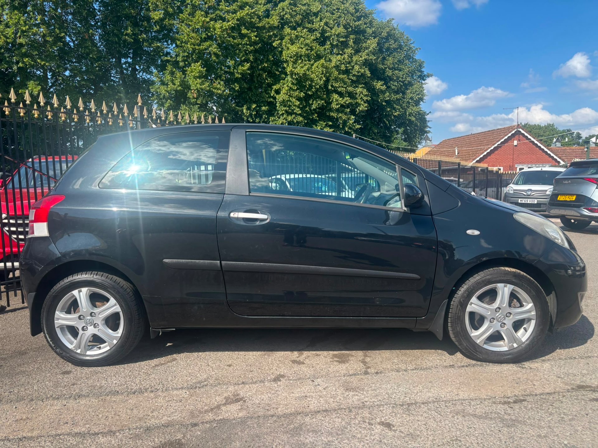 2010 Toyota Yaris thumbnail 7