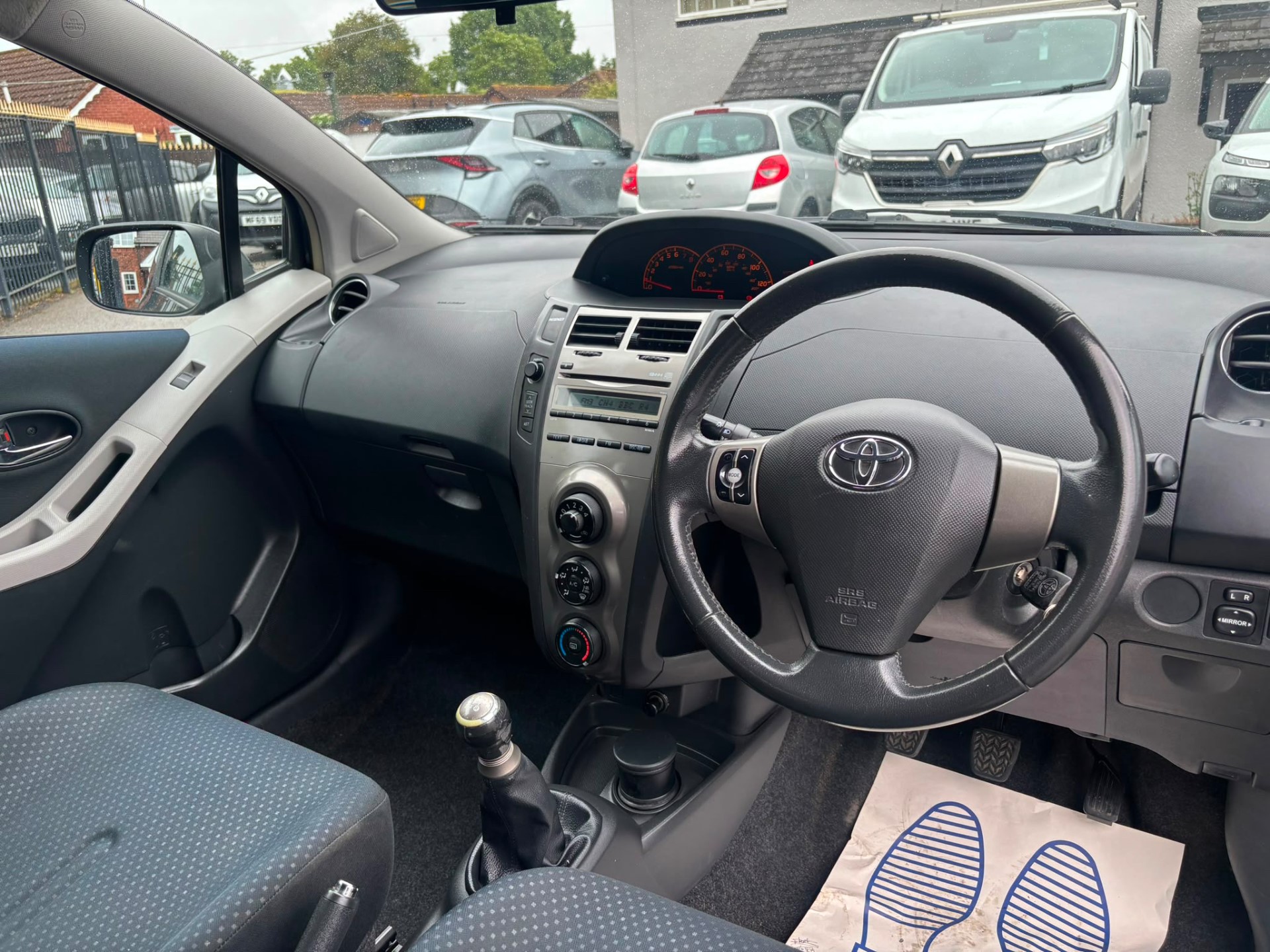 2010 Toyota Yaris thumbnail 2