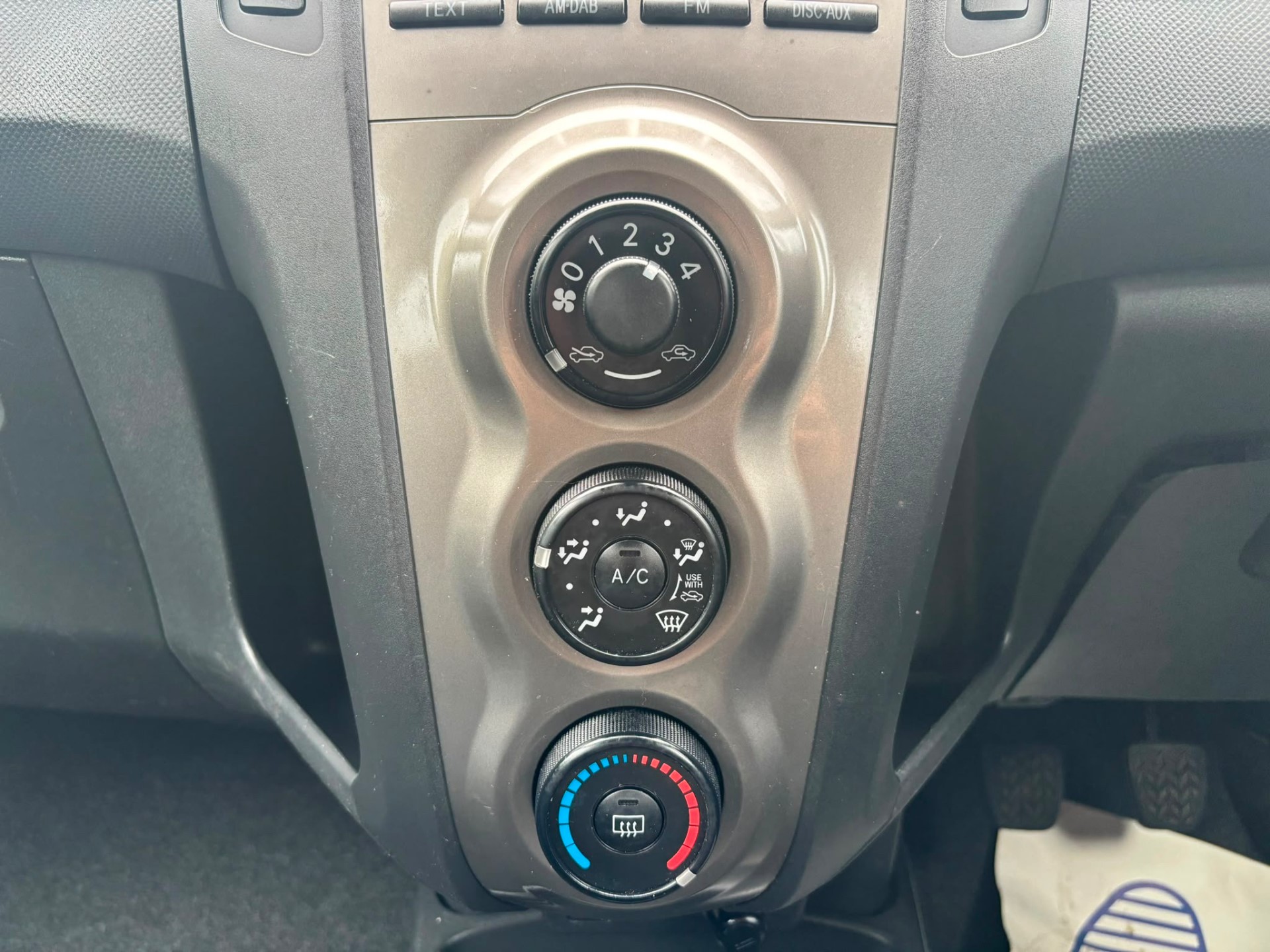 2010 Toyota Yaris thumbnail 11