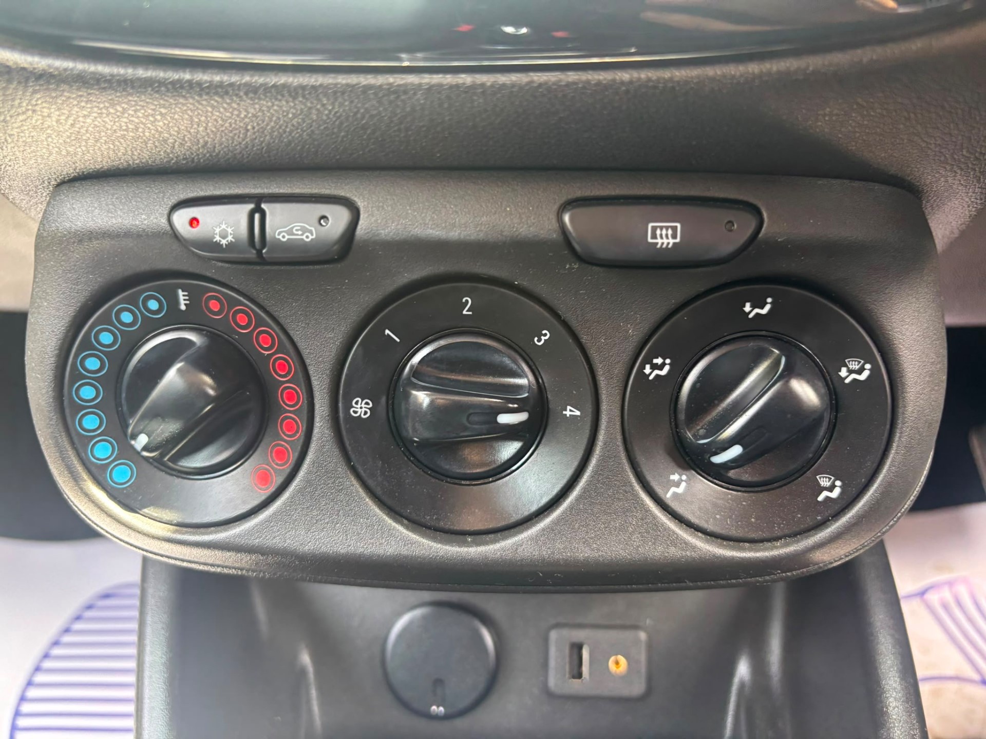 2015 Vauxhall Corsa thumbnail 16