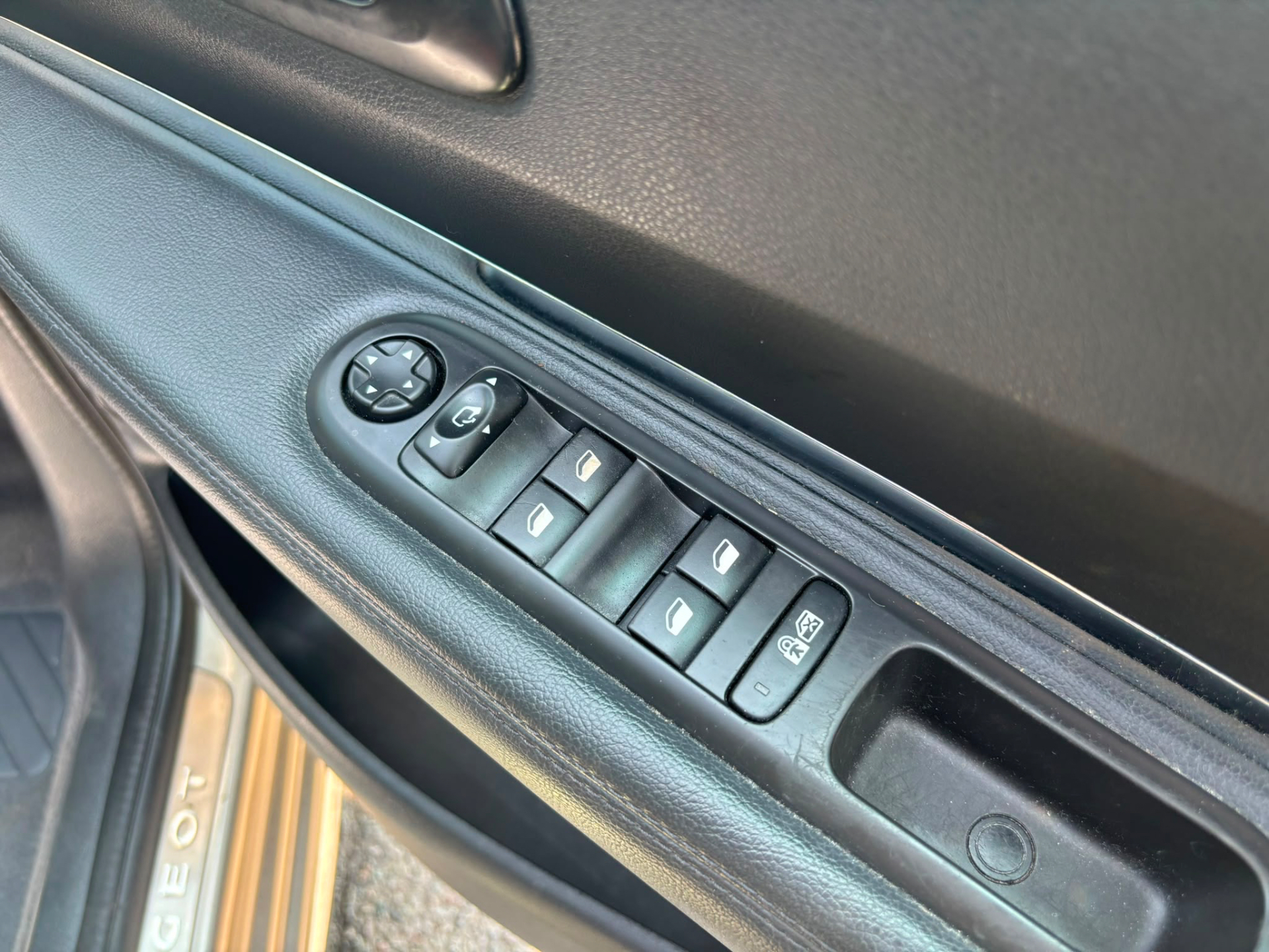 2015 Peugeot 3008 thumbnail 10
