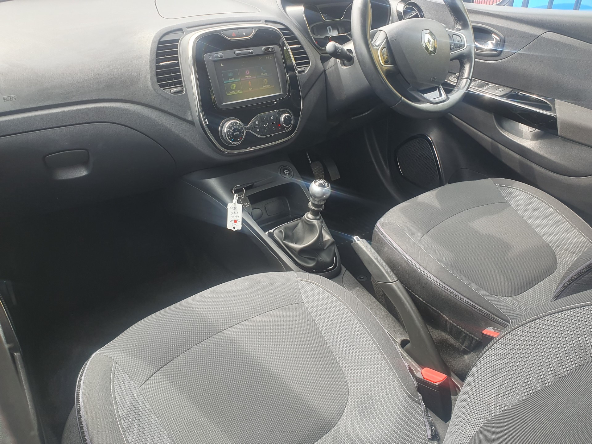 2016 Renault Captur thumbnail 23