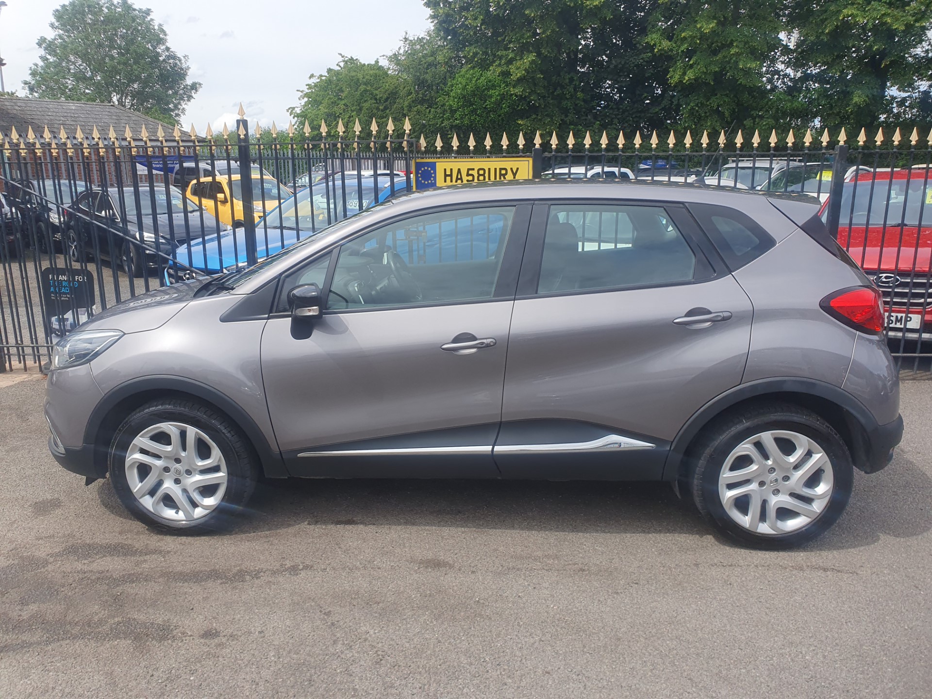 2016 Renault Captur thumbnail 3