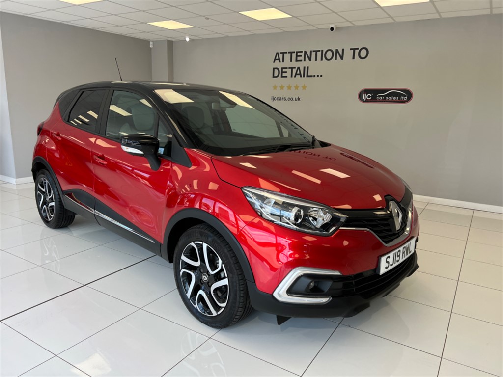 used Renault Captur ICONIC DCI, AUTOMATIC, JUST 4,977 MILES! SAT NAV AND PARK SENSORS! HIGH DRIVING POSITION in louth-lincolnshire