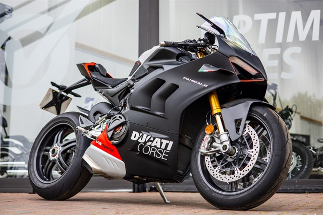 2023 seat , black, 2 owners, 2 keys, abs, belly pan, electric start, rear hugger,  cowl, traction control, optimum bikes offer flexible... photo