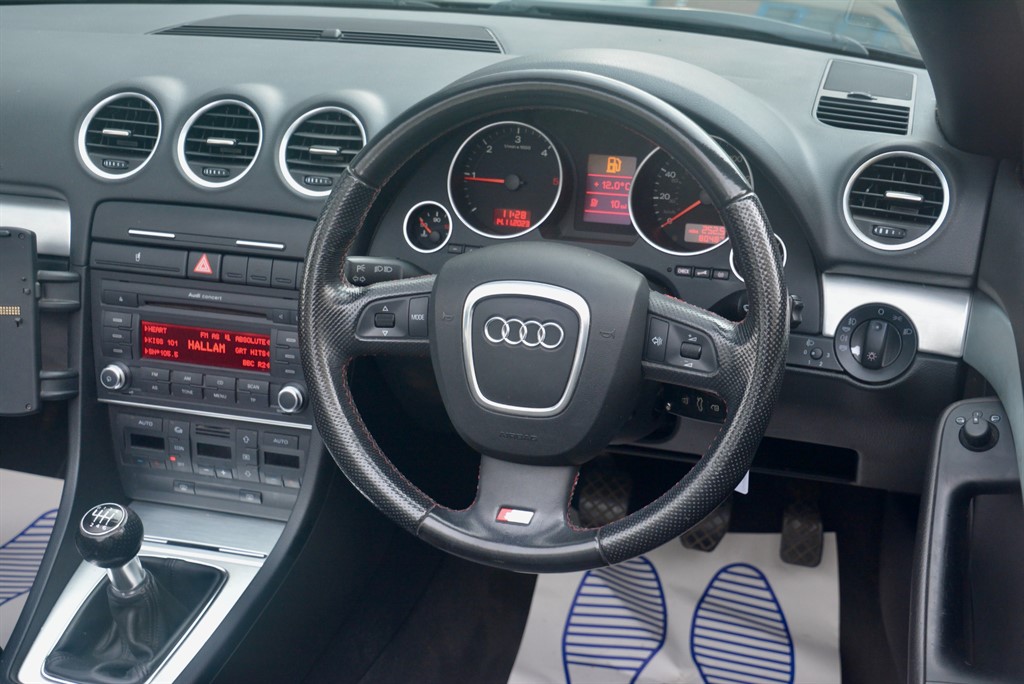 Audi A4 (B7) Cabriolet 2.0 TDI specs, dimensions