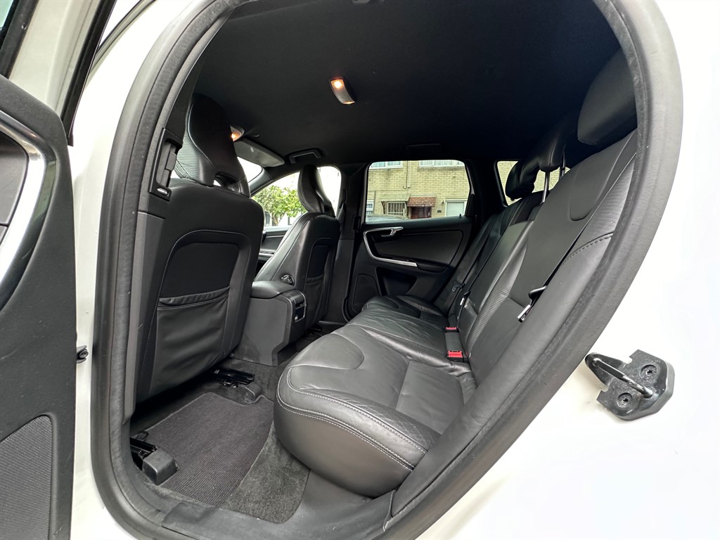 XC60 Adjusting the head restraints in the rear seat