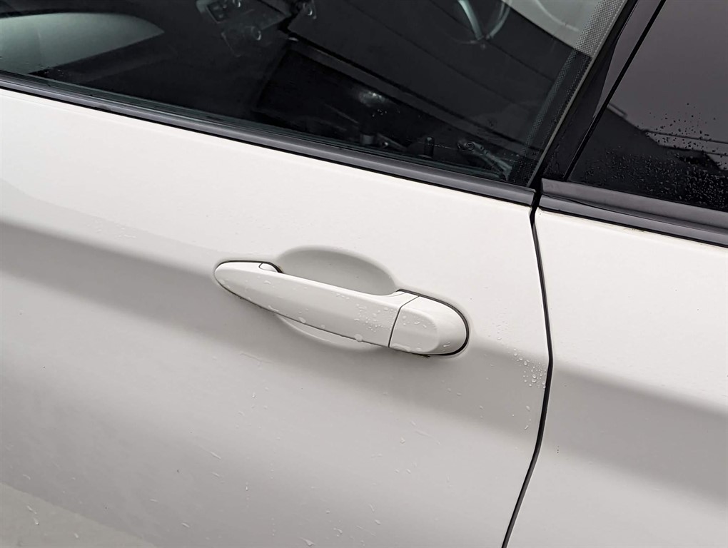 2016 BMW 118i — image 24