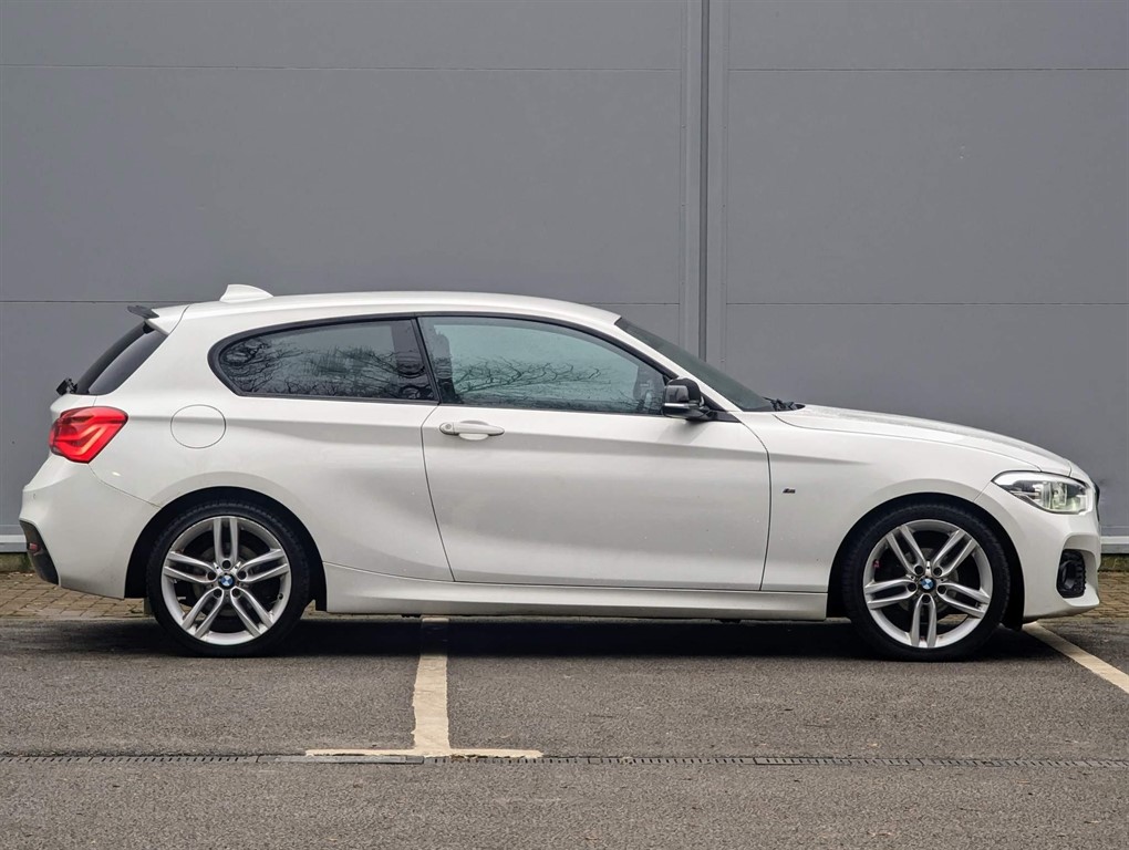 2016 BMW 118i — image 8