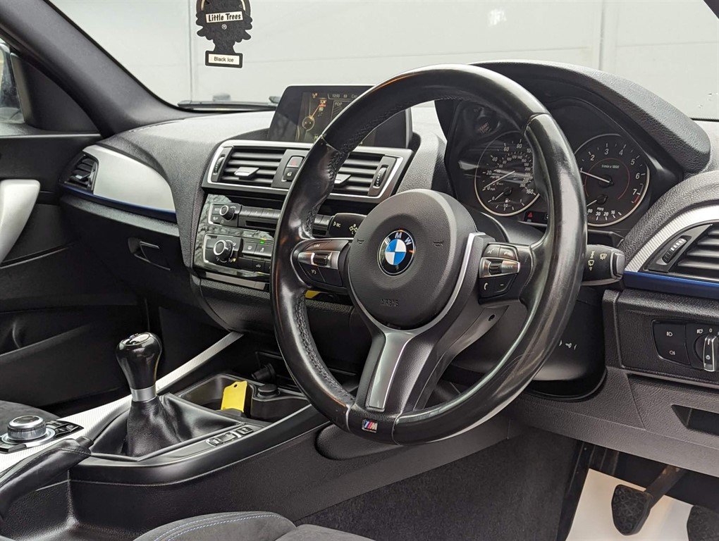 2016 BMW 118i — image 14