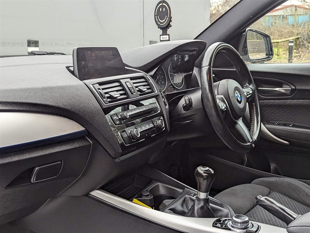 2016 BMW 118i — image 3