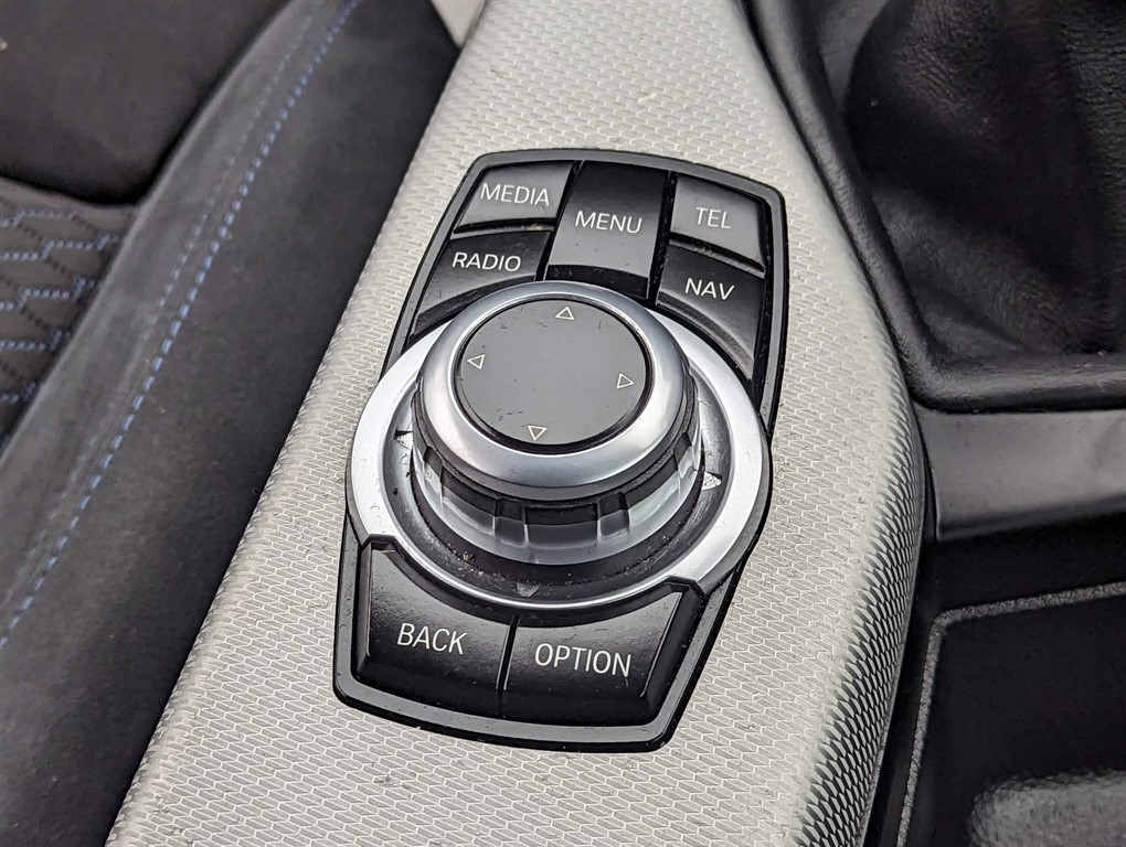 2016 BMW 118i — image 18