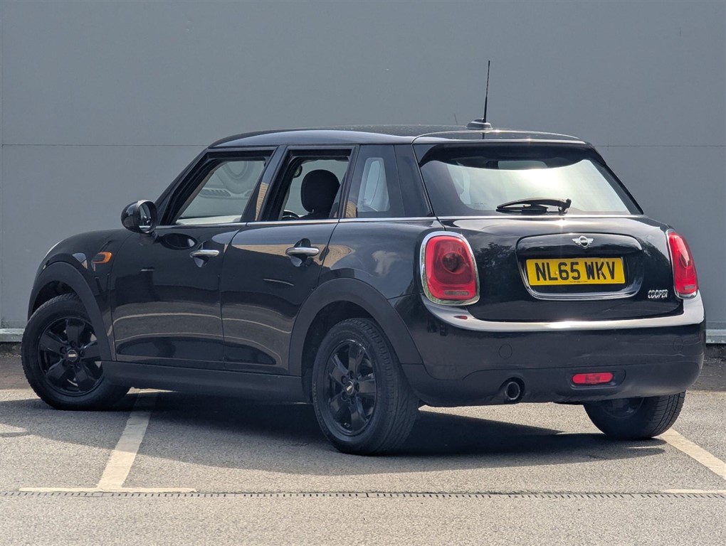 2015 MINI Hatch — image 2