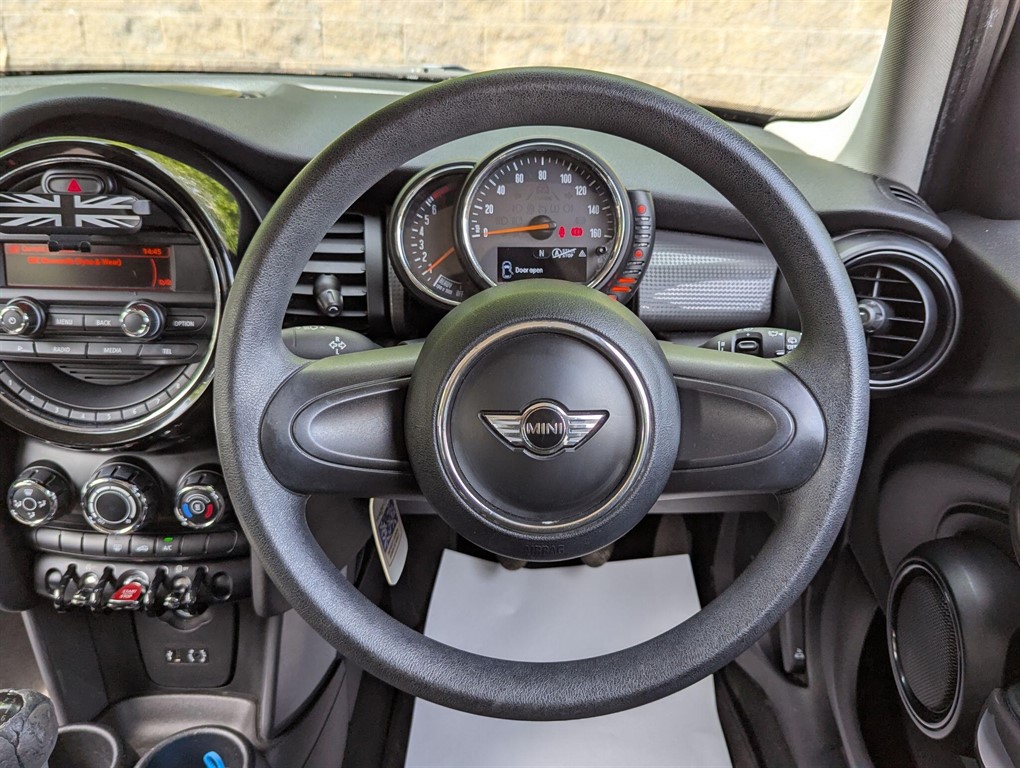 2015 MINI Hatch — image 9