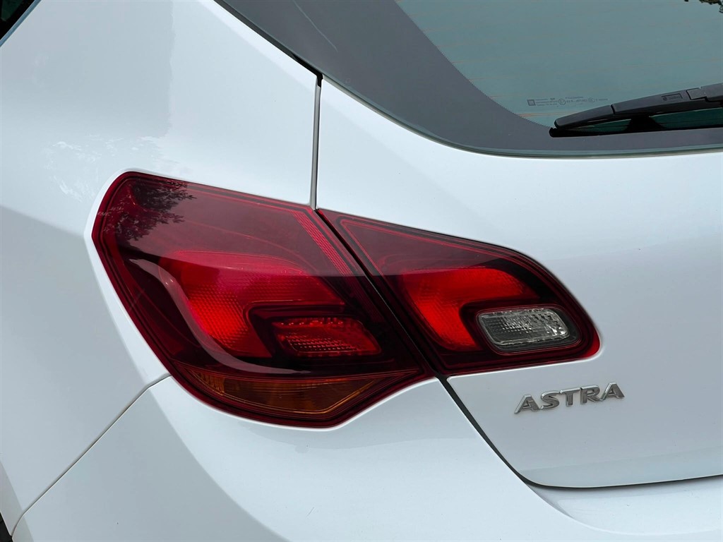 2015 Vauxhall Astra — image 27
