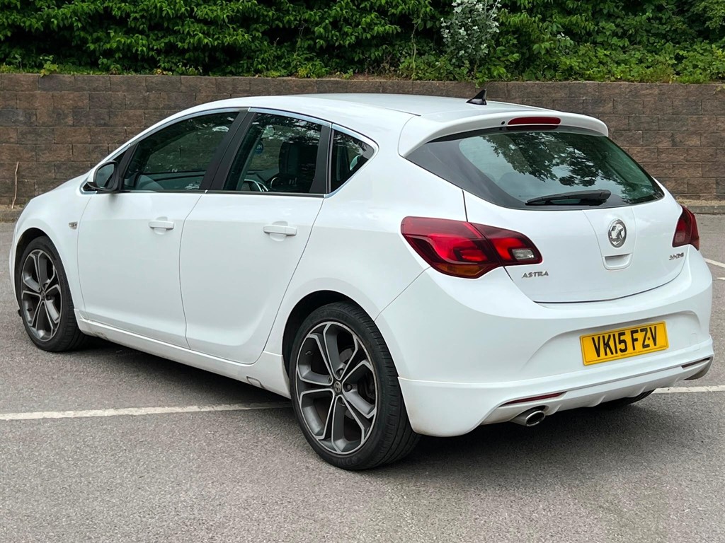 2015 Vauxhall Astra — image 2