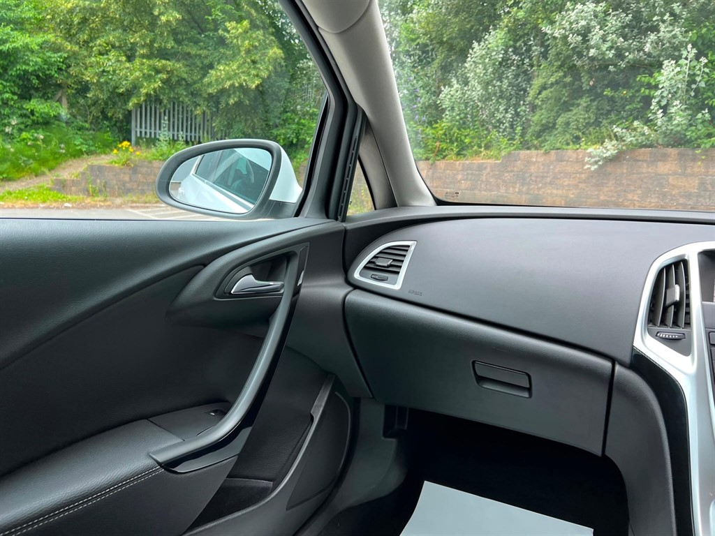 2015 Vauxhall Astra — image 17