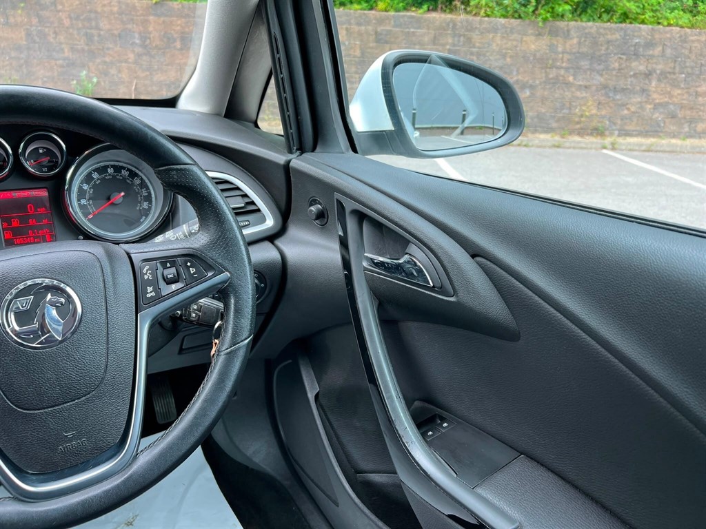 2015 Vauxhall Astra — image 34