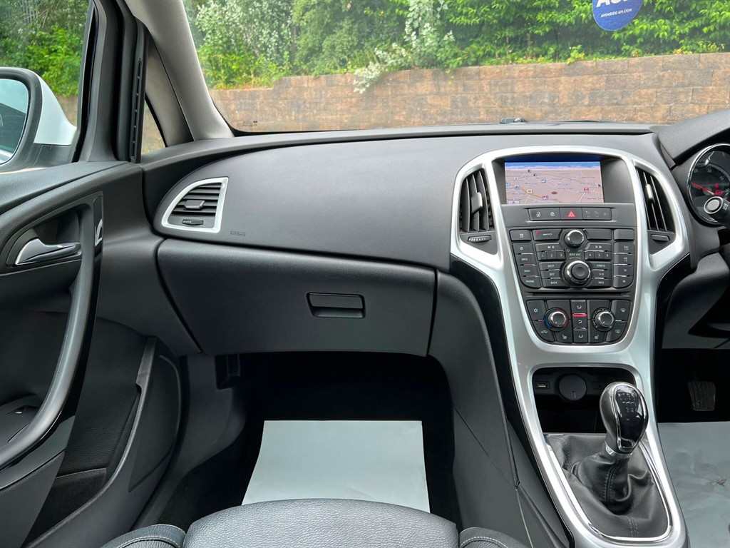 2015 Vauxhall Astra — image 32