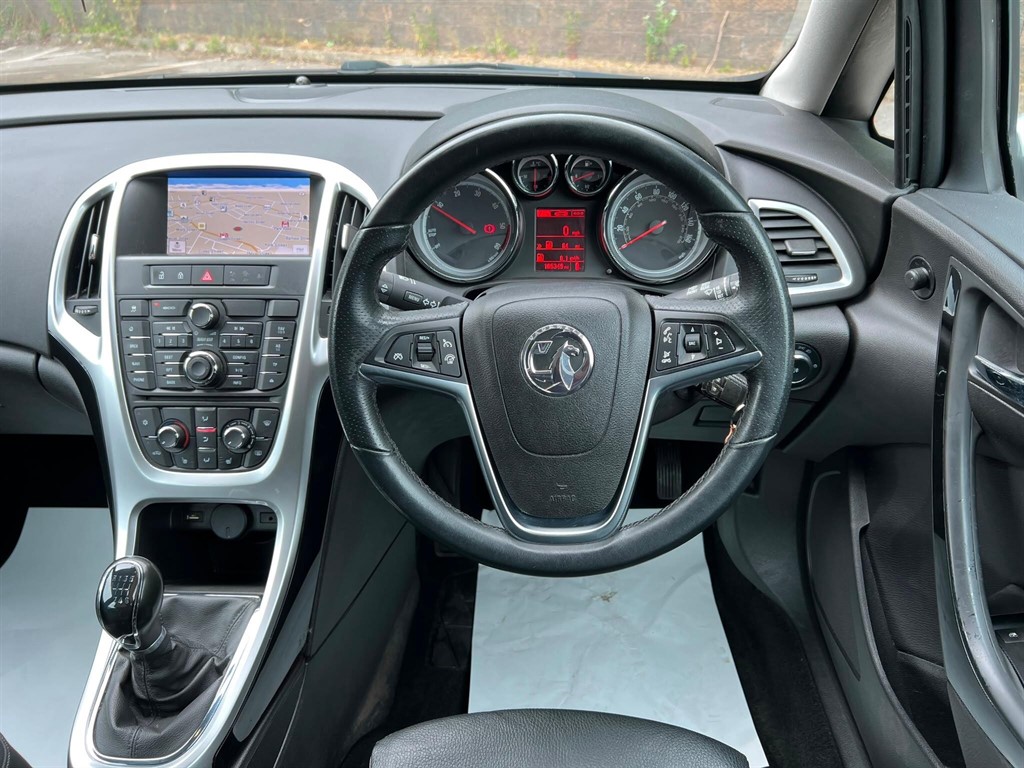 2015 Vauxhall Astra — image 35