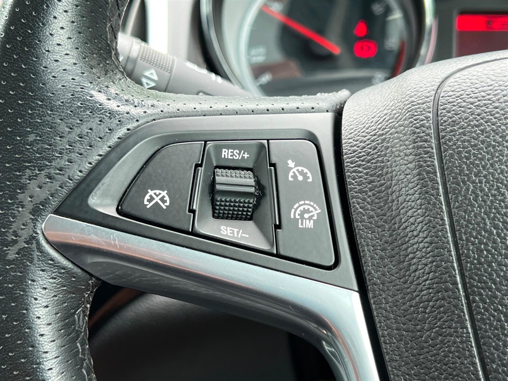 2015 Vauxhall Astra — image 16