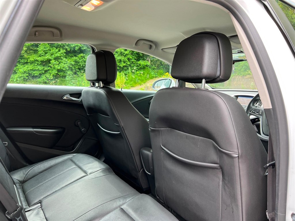 2015 Vauxhall Astra — image 8