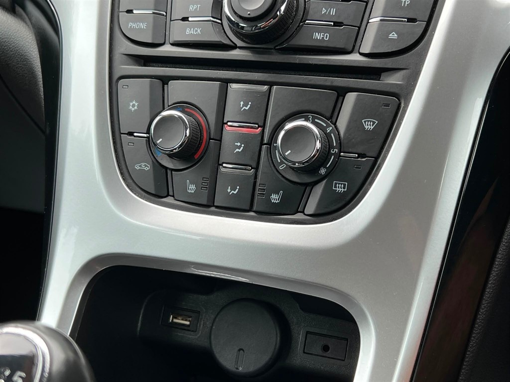 2015 Vauxhall Astra — image 14