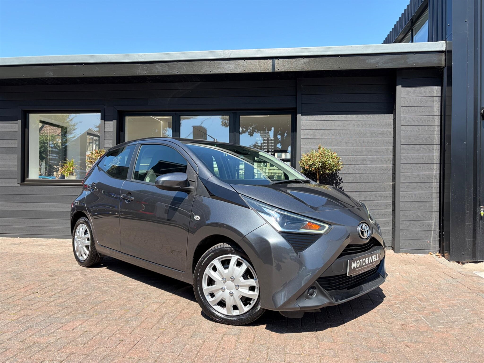 Toyota Aygo 1.0 VVT-i x-play Euro 6 (s/s) 5dr - Image 1