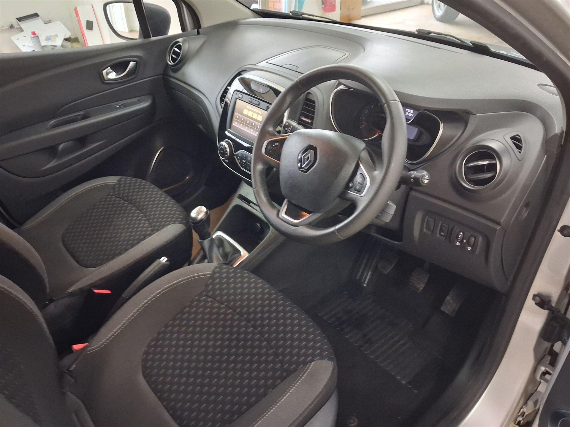 2017 Renault Captur thumbnail 16