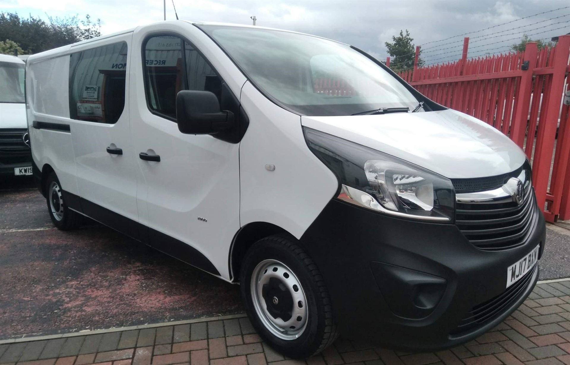 Vivaro store for sale