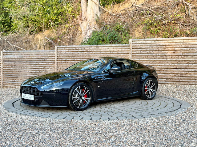 Aston Martin Vantage 2015